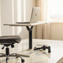 bureau minimaliste avec coussin ergonomique et support ordinateur portable ajustable