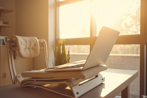 bureau à domicile minimaliste avec accessoires ergonomiques éclairés par une lumière naturelle douce
