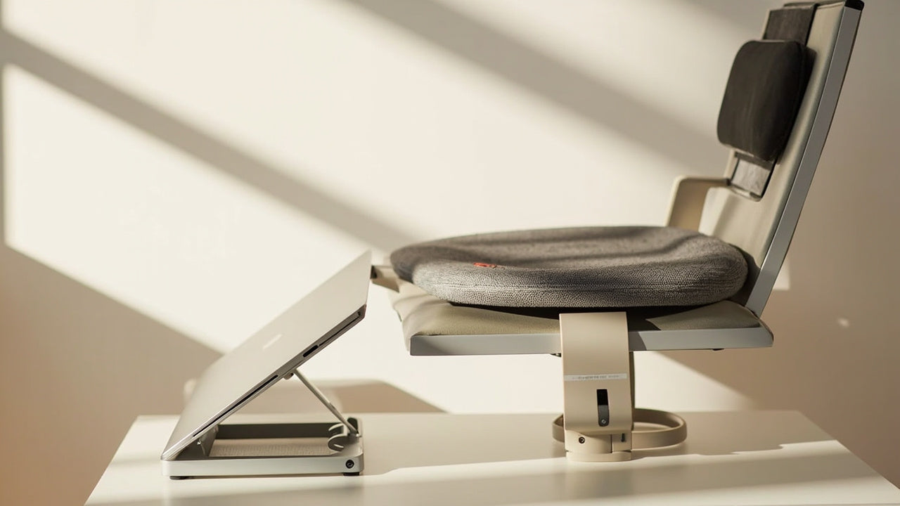 accessoires ergonomiques sur bureau minimaliste, lumière naturelle douce et palette neutre