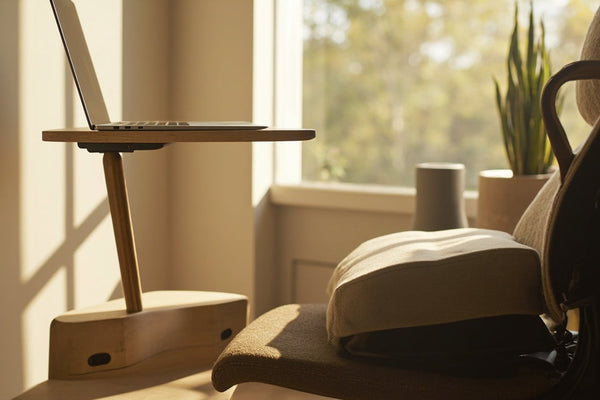 accessoires ergonomiques sur bureau minimaliste, lumière naturelle, ambiance calme et productive