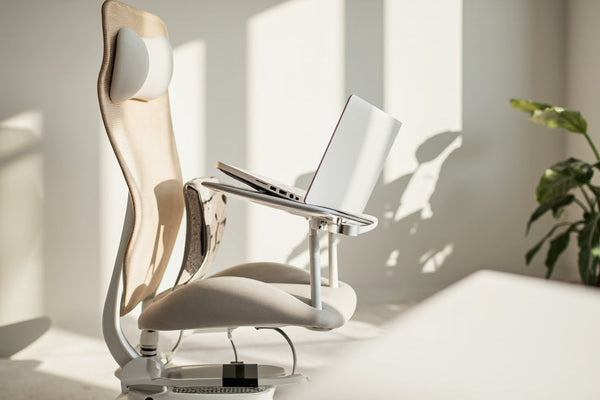 bureau minimaliste avec coussin ergonomique et support ordinateur portable, lumière douce