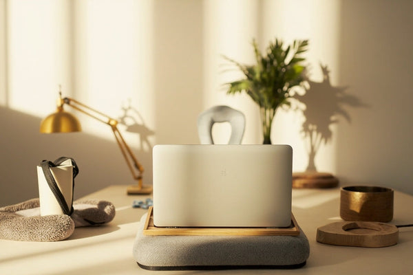 accessoires ergonomiques sur bureau minimaliste, lumière naturelle, ambiance confort et productivité