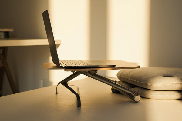 bureau minimaliste avec accessoires ergonomiques pour confort et productivité en télétravail