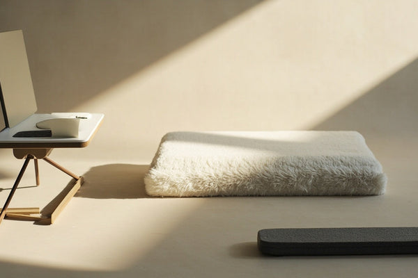 accessoires ergonomiques sur bureau minimaliste, lumière douce, ambiance confort et productivité