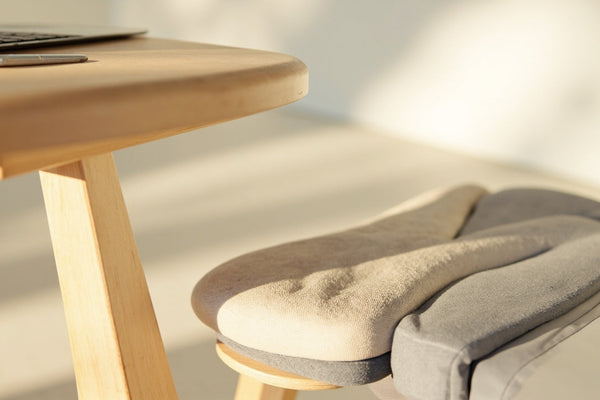 accessoires ergonomiques sur bureau minimaliste, lumière douce, ambiance confortable et productive