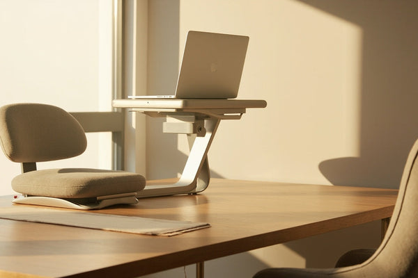 accessoires ergonomiques sur bureau minimaliste, lumière naturelle, ambiance confortable et productive