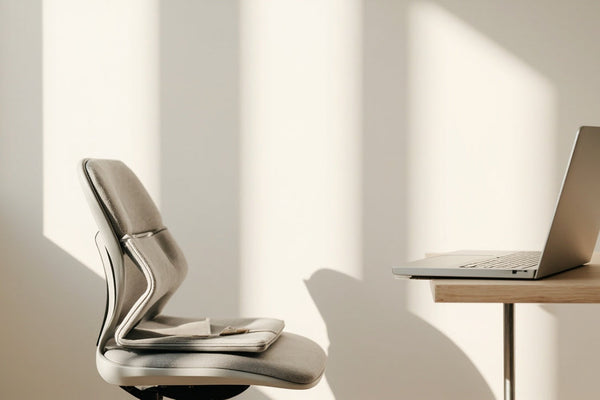 accessoires ergonomiques sur bureau minimaliste, lumière douce, ambiance calme et productive