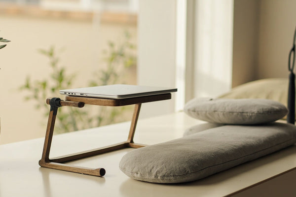 accessoires ergonomiques sur bureau minimaliste, lumière naturelle douce, ambiance calme et productive