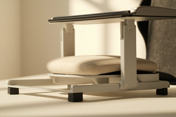 accessoires ergonomiques sur bureau à domicile lumineux, ambiance calme et productive